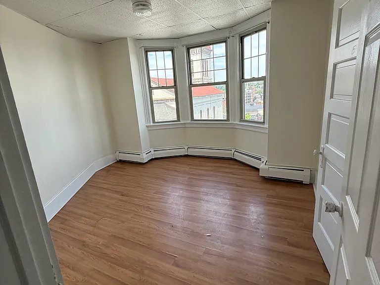 527 Northampton St — Photo 3