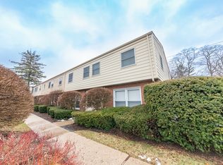 820 N Milwaukee Ave APT E, Libertyville, IL 60048