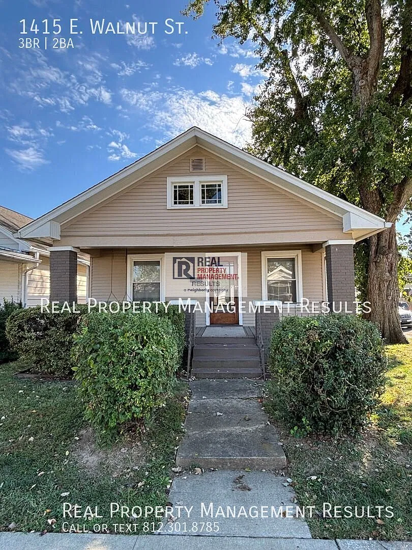 Charming Home with Porch Swing & Modern Conveniences — Photo 1