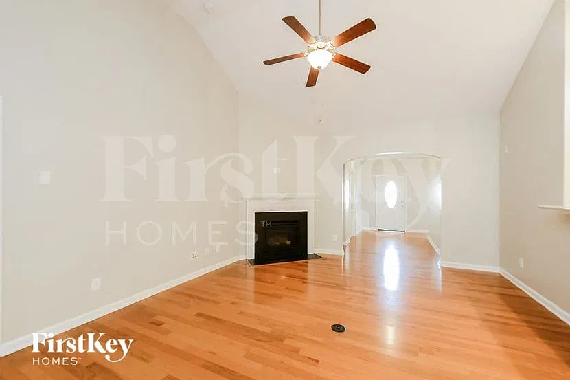 3 bed, 2.0 bath, 1922 sqft, $2,370 — Photo 4