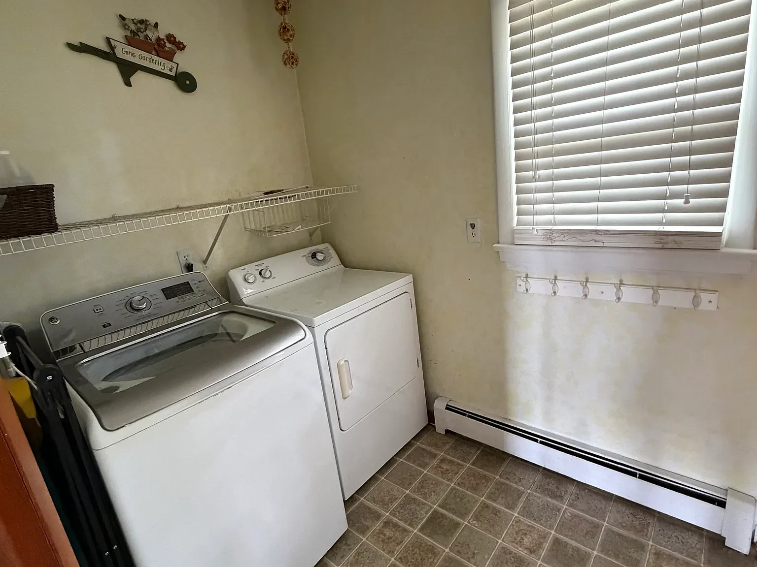 4 bed, 1.5 bath, 1600 sqft, $2,300 — Photo 3