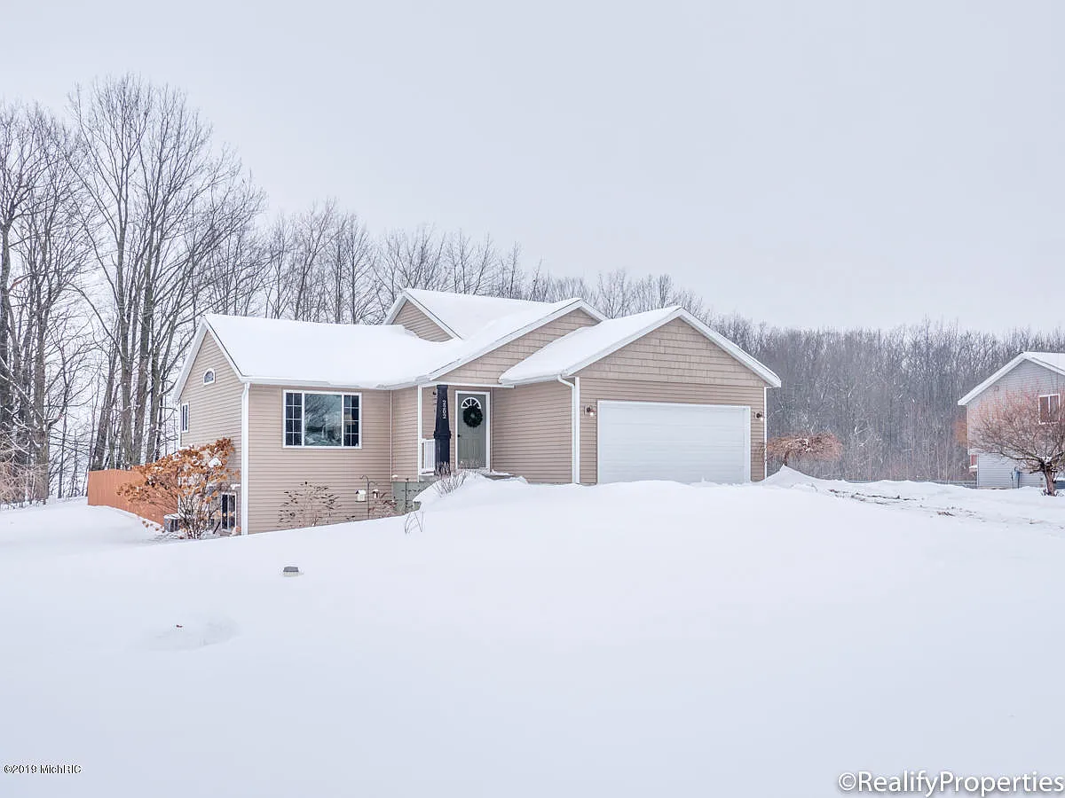 2202 Winston View Dr NE photo 1