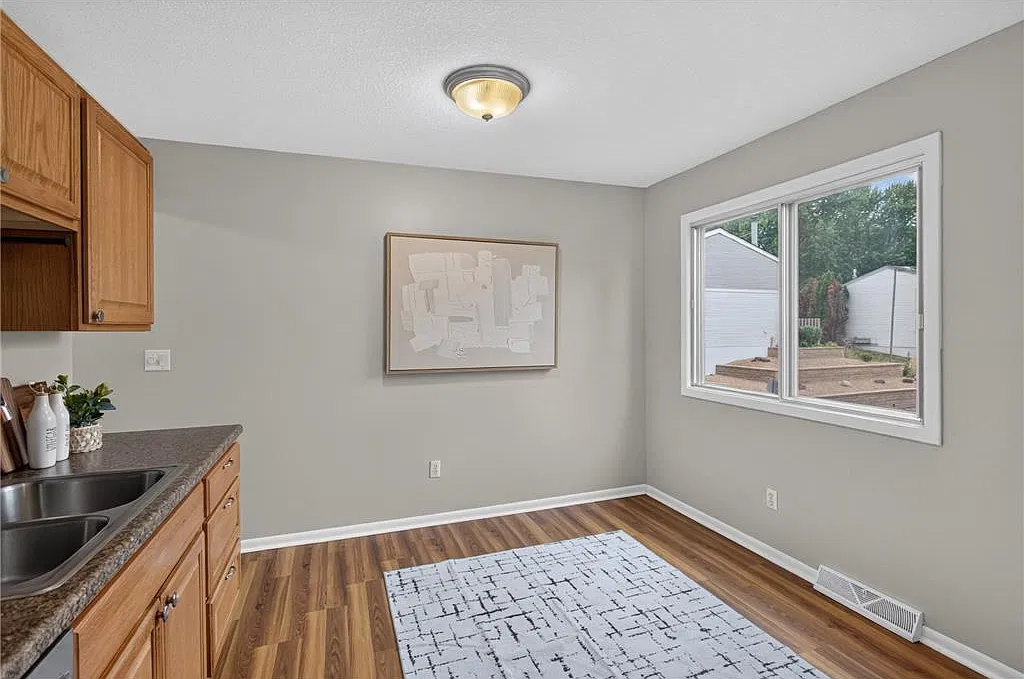 3 bed, 1320 sqft, $2,300 — Photo 3