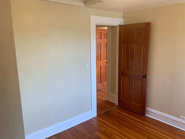 1006 W 12th Aly — Photo 12