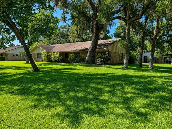 131 Daisy St, Lake Jackson, TX 77566