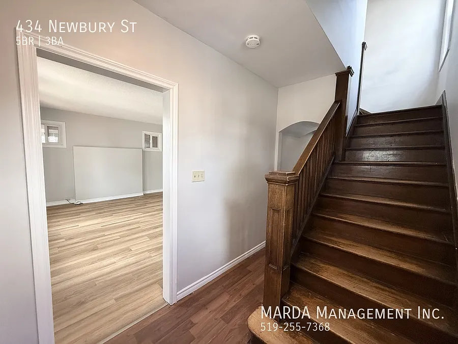 Charming 5 Bed/2.5 Bath House Downtown + Hydro, Water & Gas! — Photo 3