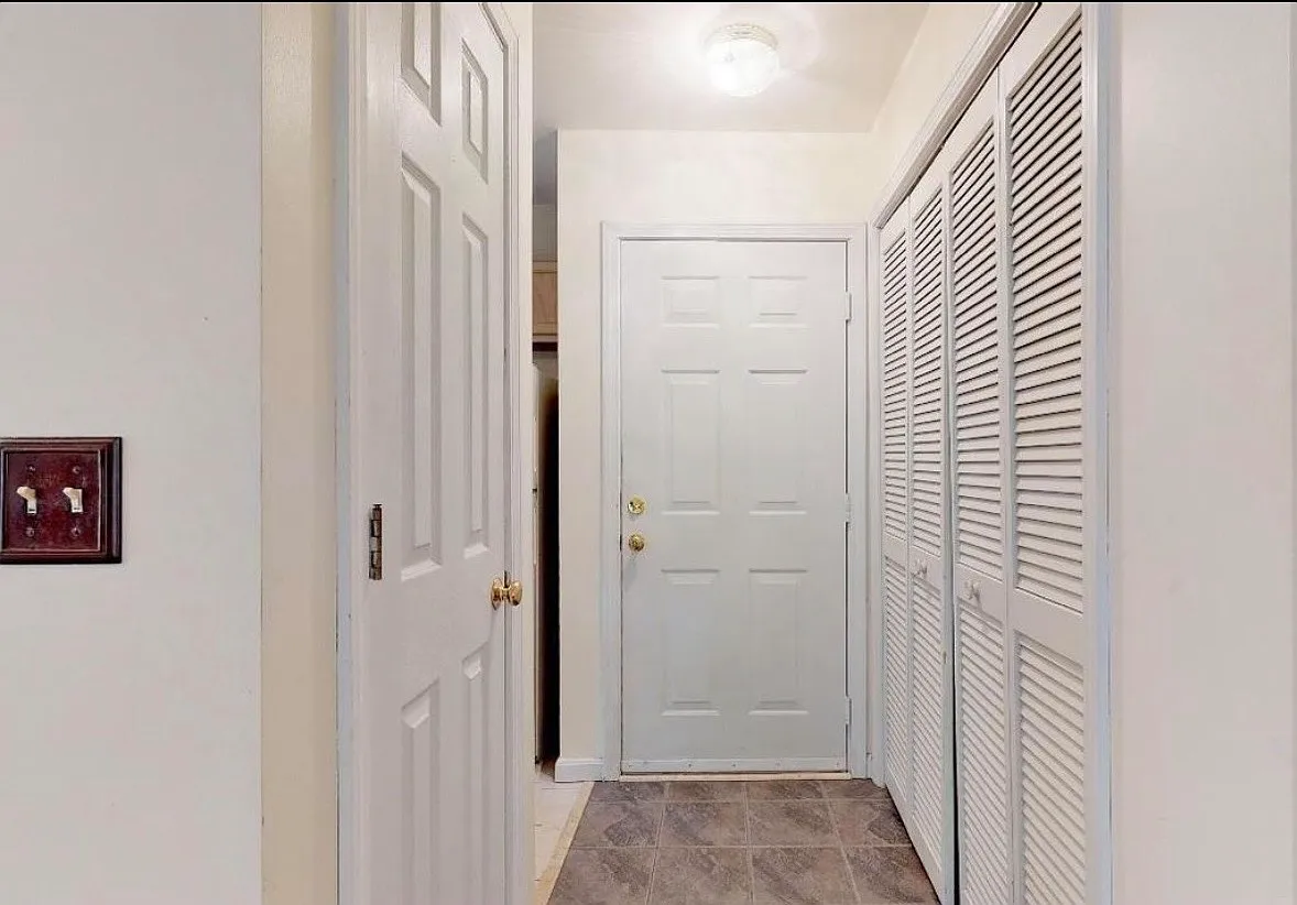 2 bed, 1000 sqft, $1,300 — Photo 2