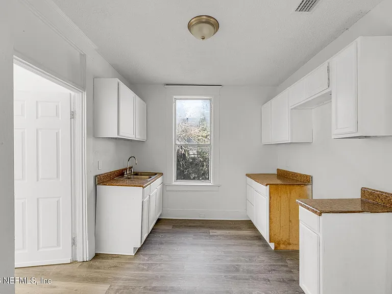 522 W 21st St — Photo 13