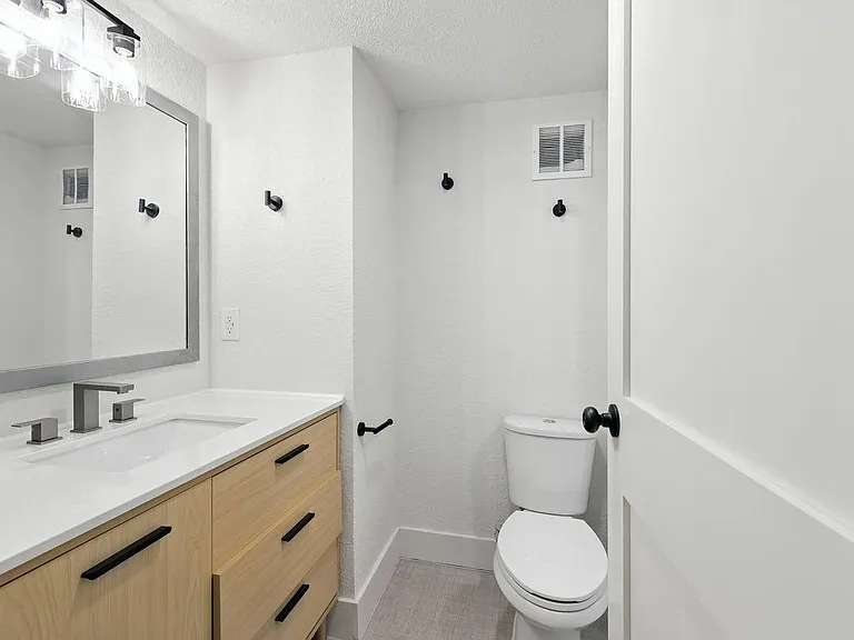 West 7th Apartments — Photo 32