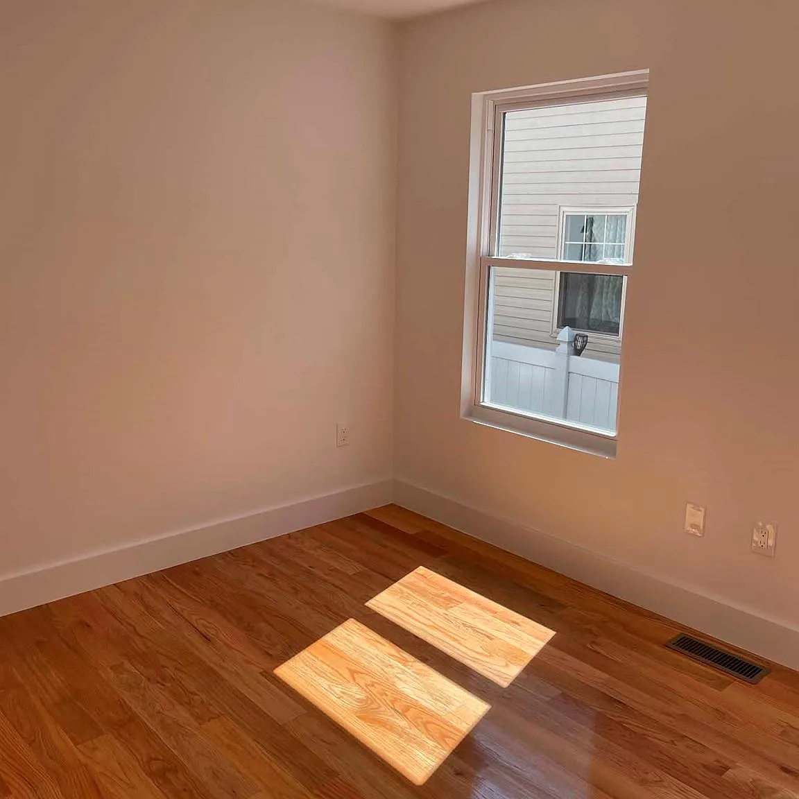 3 bed, 2.0 bath, 1700 sqft, $3,250 — Photo 3