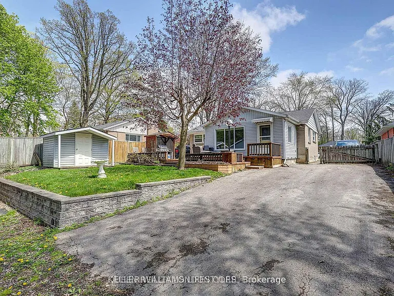 35 Thorncrest Cres — Photo 12
