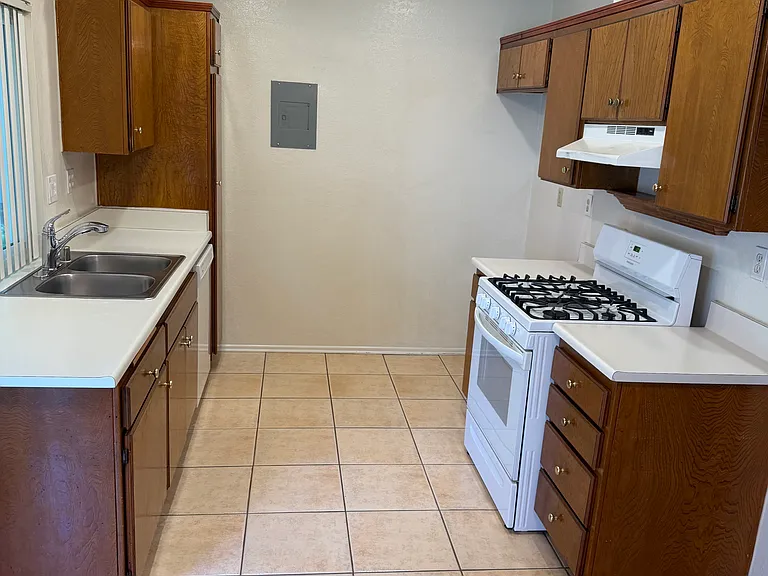 551 S Silktree Cir — Photo 2