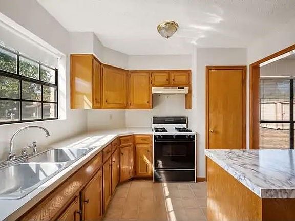 3rd image of 3210 Freemont St