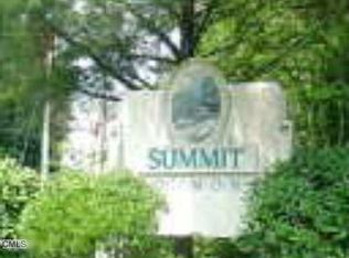 22 Summit Cmns, Derby, CT 06418