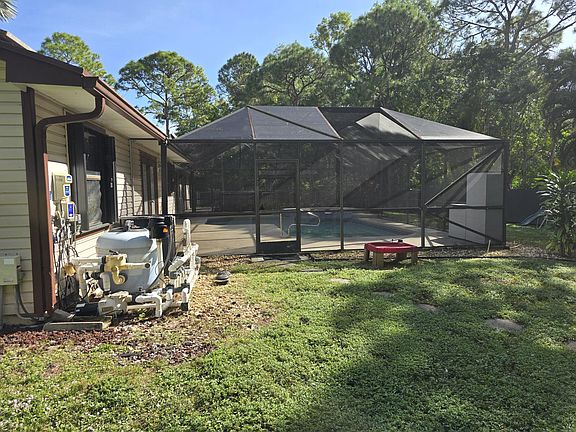 Screened in pool home with spa
3ft to 7ft deep very lager swimming pool without door full bathroom