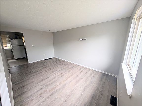 5th image of 1694 Saint Paul St