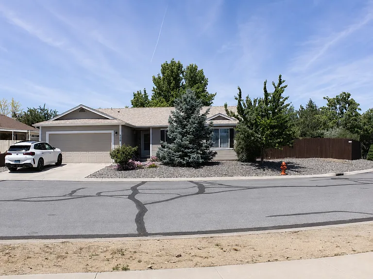 938 Reavis Ln — Photo 1