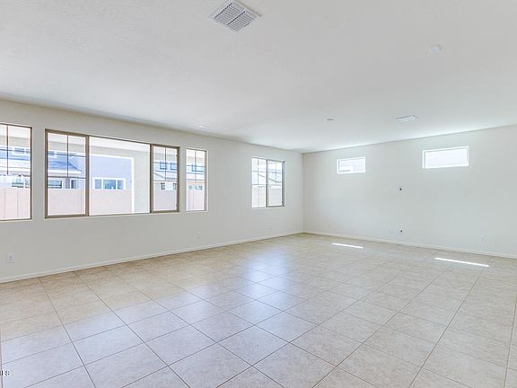5th image of 271 E Wisteria Dr
