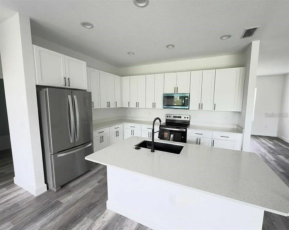 4 bed, 2.5 bath, 1903 sqft, $2,650 — Photo 2