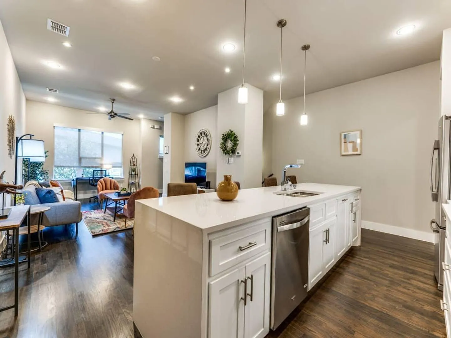 3 bed, 2.5 bath, 1909 sqft, $4,240 — Photo 4