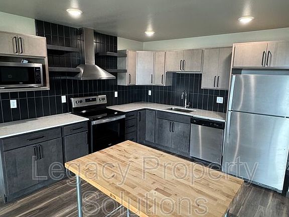 4th image of 226 E Greenfield Ln Unit A-403