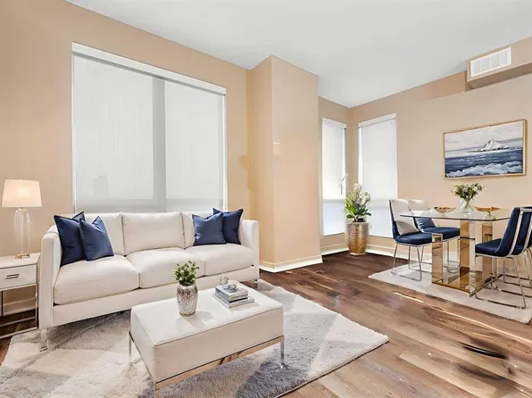 1053 E 10th St SW #1101, Calgary, AB T2R 1S6