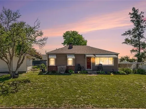 401 Maple Ave, Smithville, MO 64089