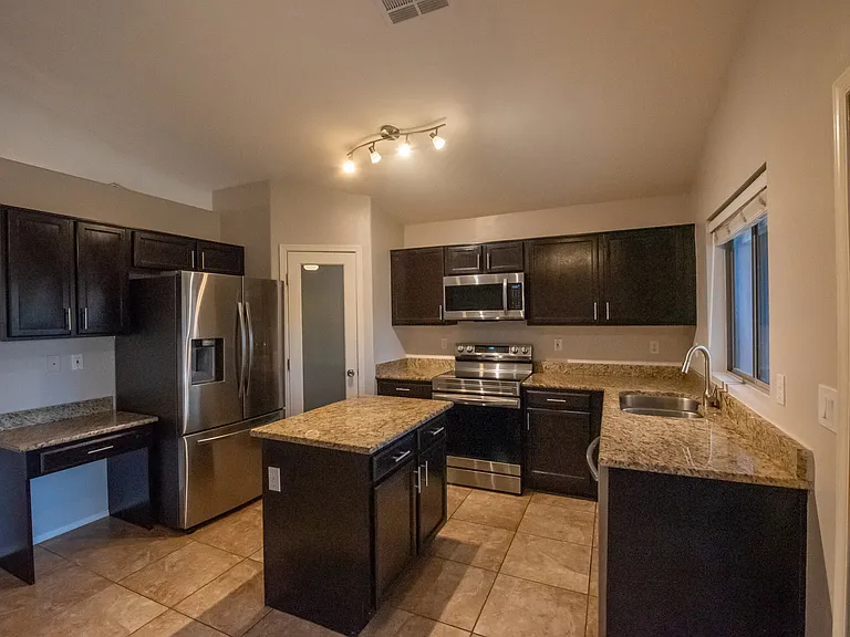 833 E Ross Ave — Photo 18