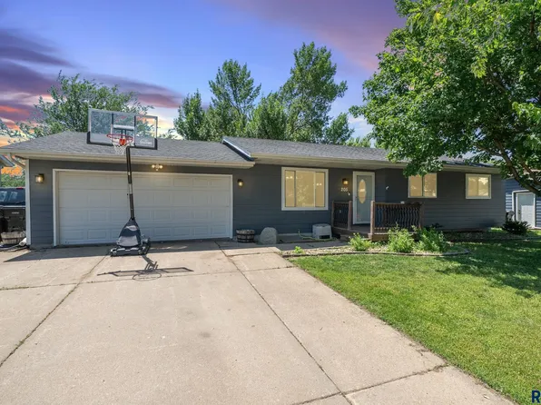 205 Jeanne Cir, Hartford, SD 57033