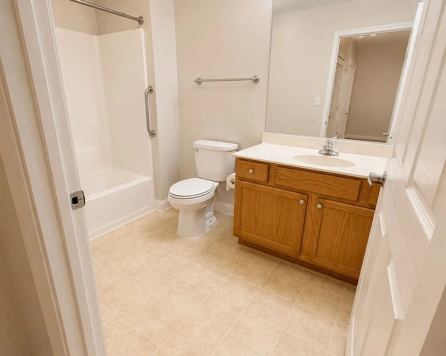 Oaks Apartments — Photo 4