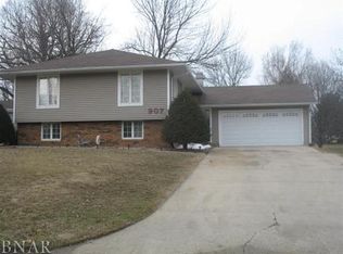 907 S Quincy St, Clinton, IL 61727