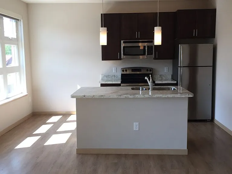 902 Drake St — Photo 14