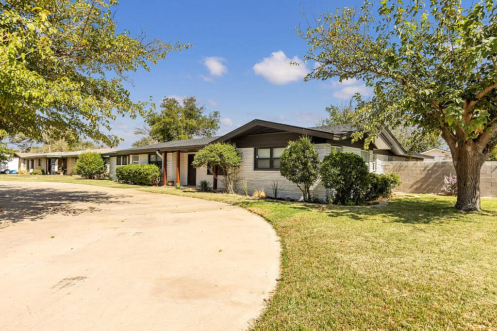 5 bed, 3.0 bath, 3740 sqft, $4,200 — Photo 3