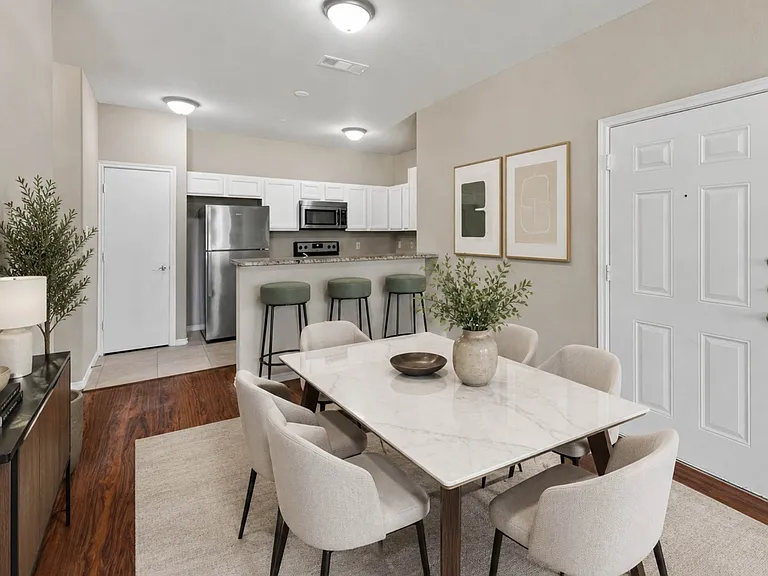 516 E Hazelwood St #A — Photo 3