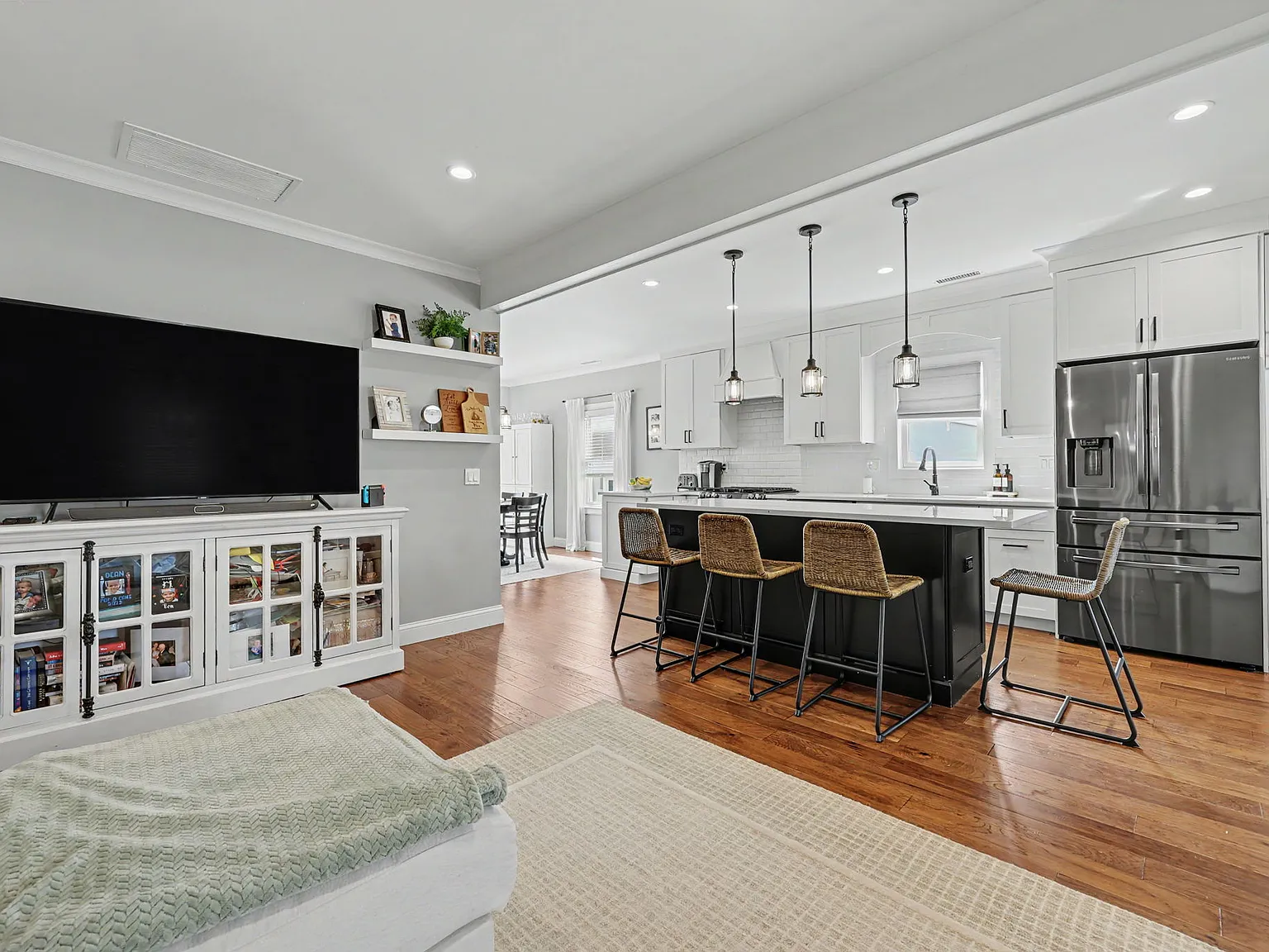 3 bed, 2117 sqft, $7,500 — Photo 4
