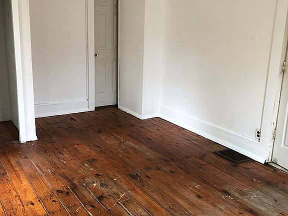 4th image of 129 Hammond St #2