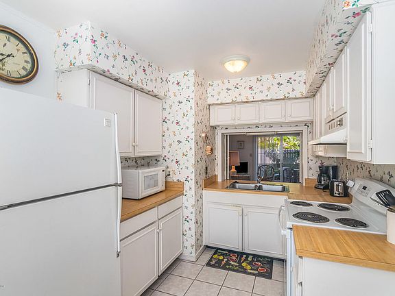 3rd image of 916 Jamestown Ave #88