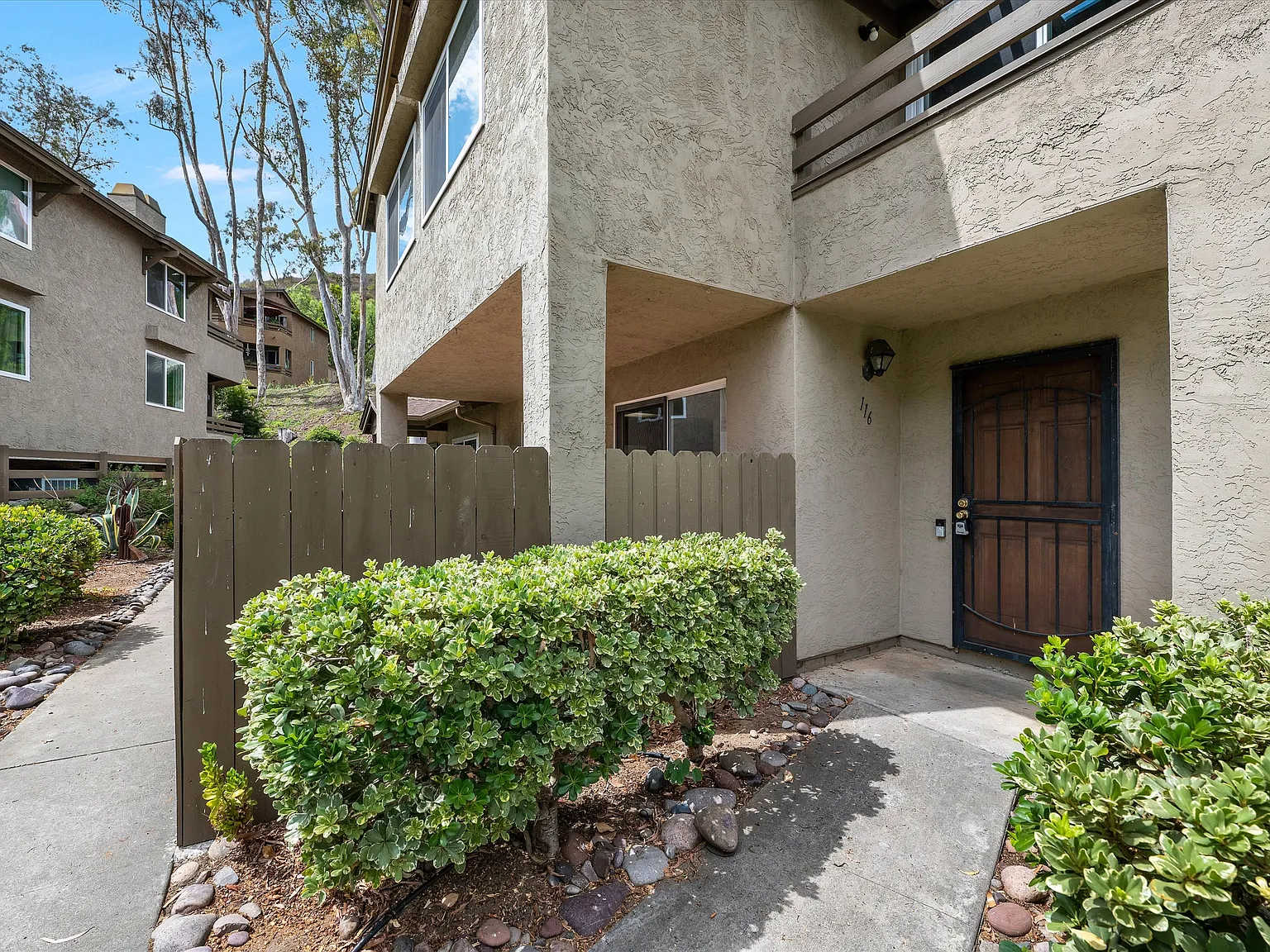 3 bed, 2.5 bath, 1138 sqft, $3,050 — Photo 3