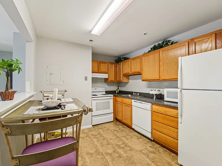 2 Bedrooms, 2 Full Bathrooms, 1147 Square Feet - Eat-in Kitchen, Pass-thru Breakfast Nook