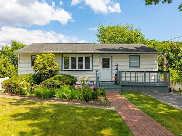 41 Fordham Road, West Babylon, NY 11704