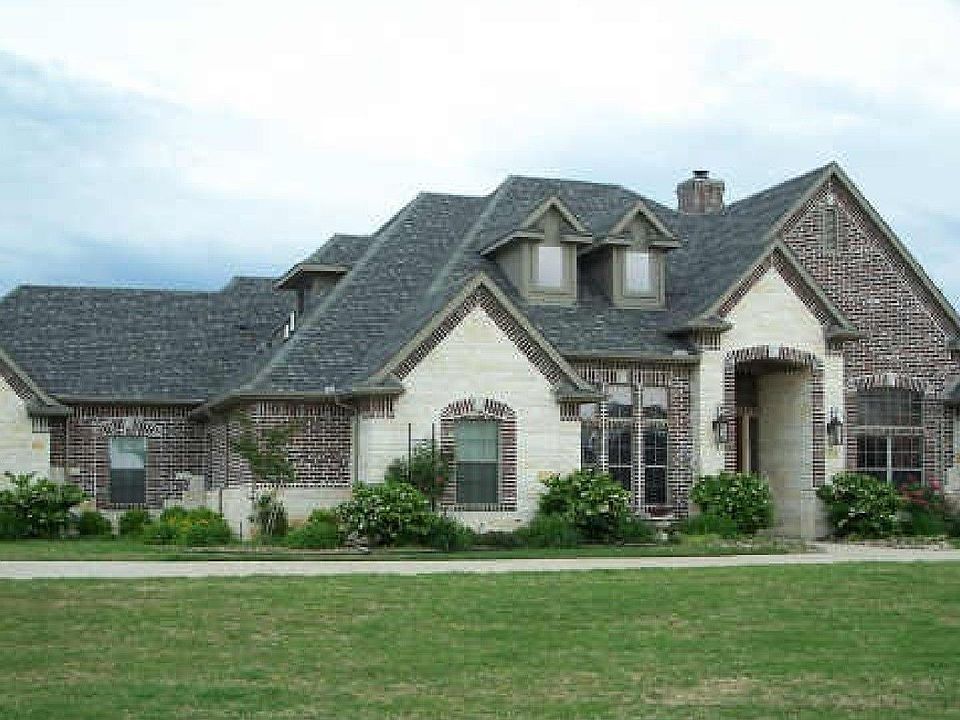 Front view on Corner of Culdesac Lot