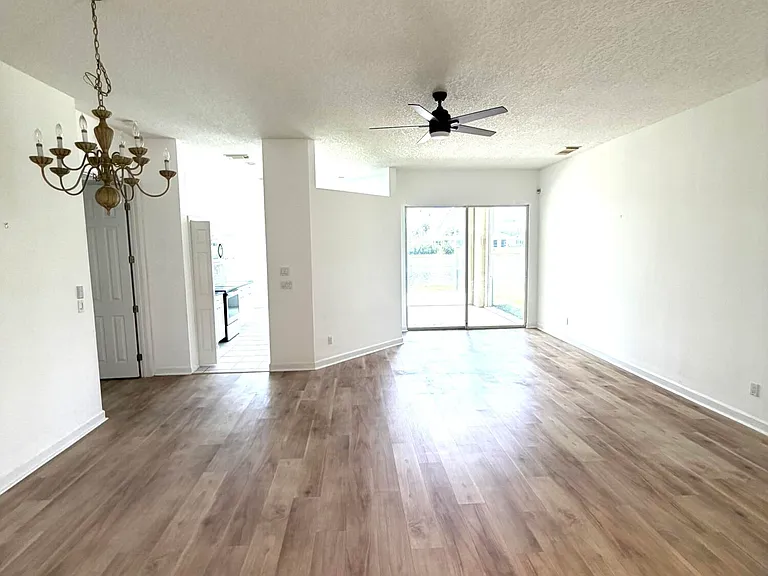 702 SW Aruba — Photo 4