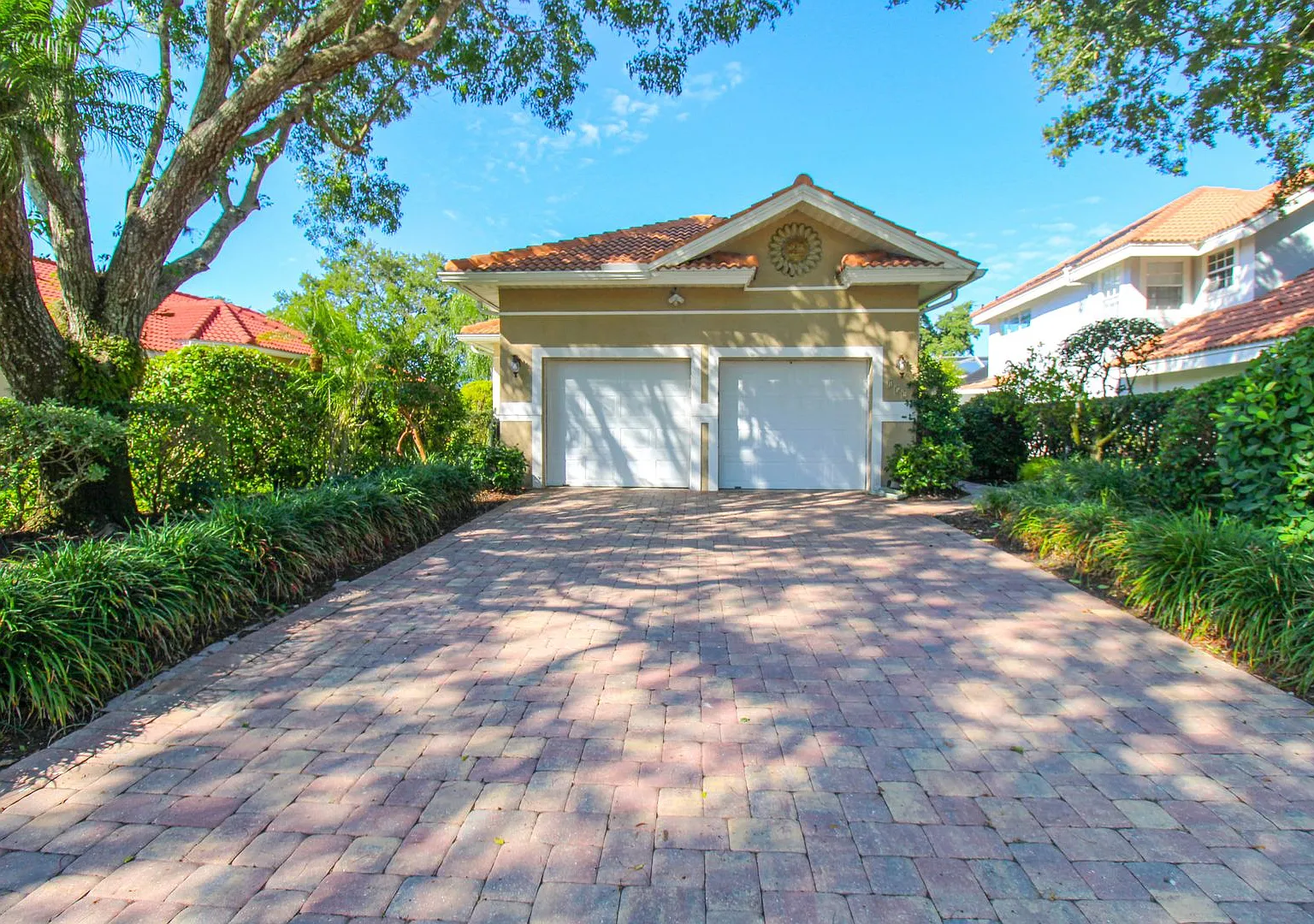 ** Beautiful Modern Heated Pool Home In The Vineyards ** Seasonal Only ** Available Off-Season Mo... — Photo 4