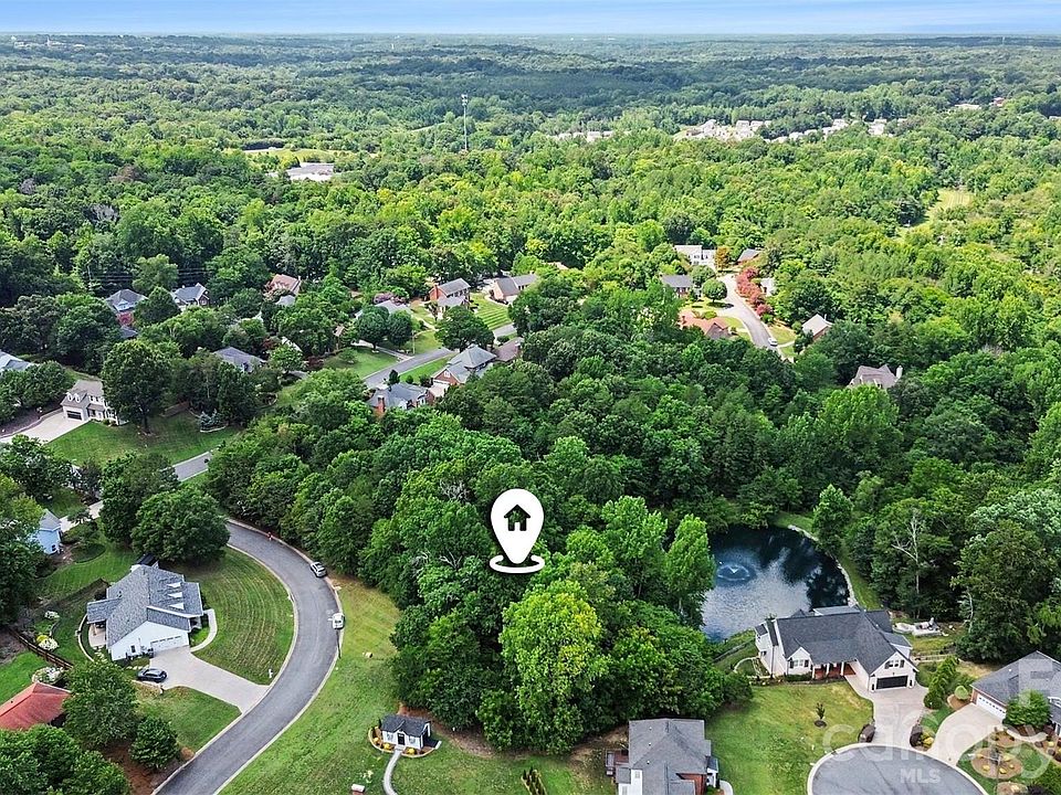 1st image of 215 Spaniel Dr SE