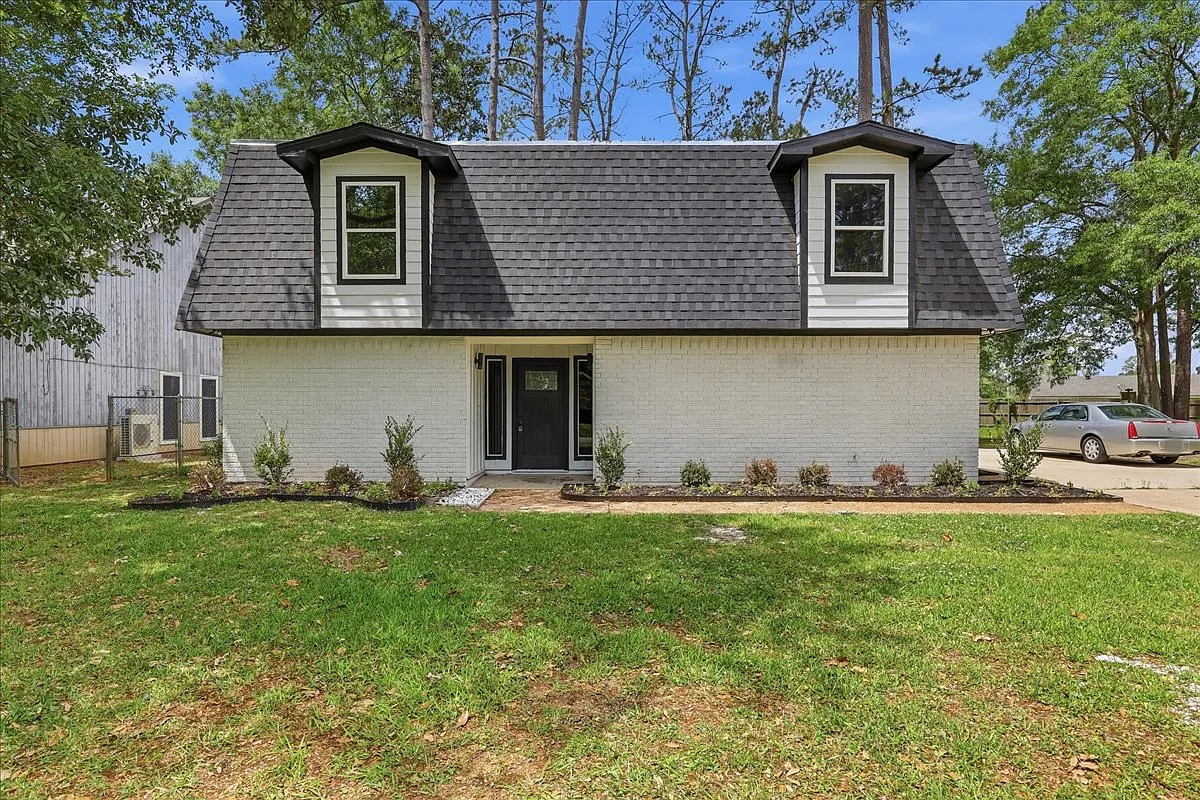 3 bed, 2.5 bath, 2704 sqft, $2,500 — Photo 1