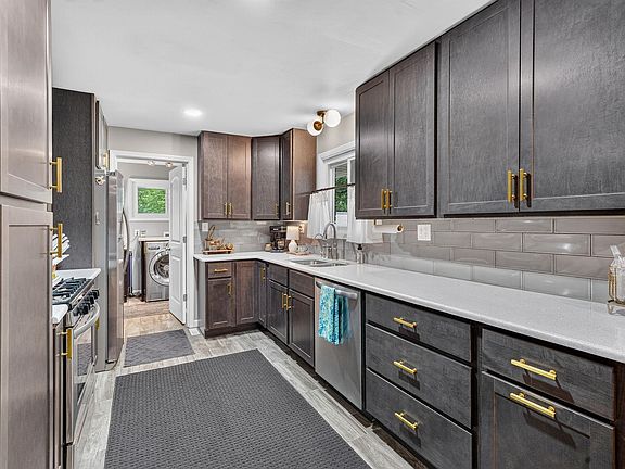 5th image of 1024 E Eckman St
