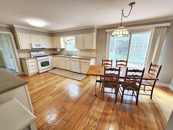 5th image of 1093 W Walnut St