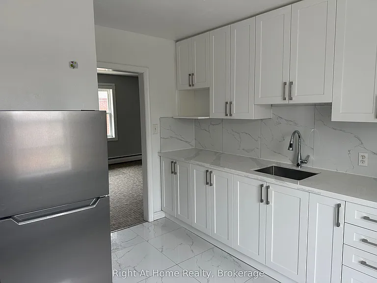 119 Rossland Rd E #4 — Photo 12