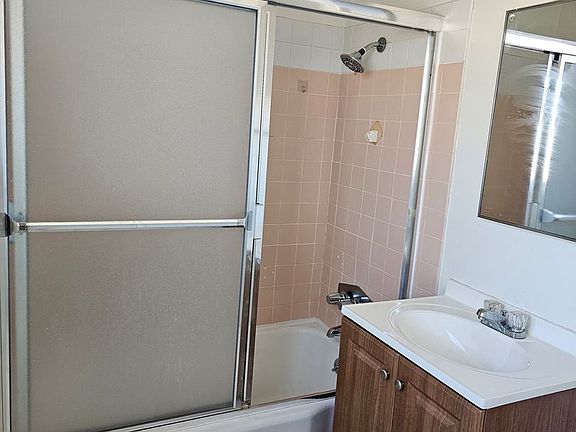 3rd image of 724 N Isabel St #724