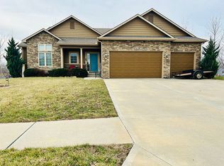 640 Shady Bend Dr, Tonganoxie, KS 66086